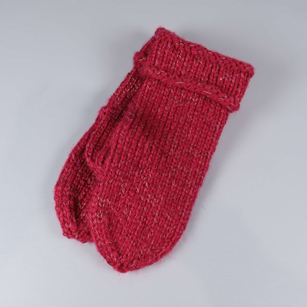 Två röda stickade tumvantar liggande på varandra