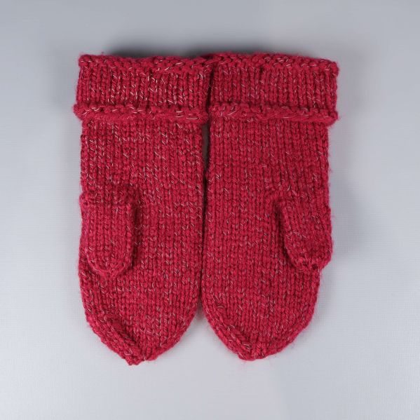 Röda stickade tumvantar placerade sida vid sida