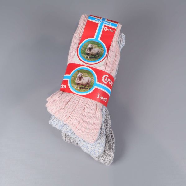 Raggsockor med flerfärgad etikett visar alla tre paren