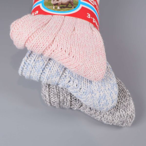 Närbild på tre stickade raggsockor i rosa, blått och grått