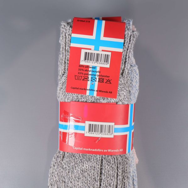 Materialinformation och streckkod på baksidan av etiketten