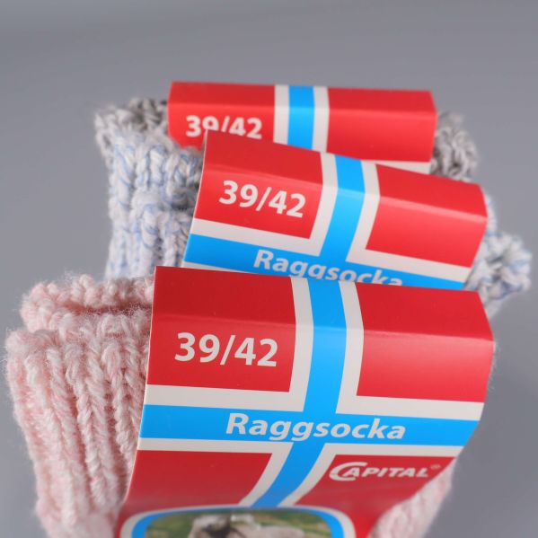 Storleksmärkning 39/42 och texten Raggsocka syns på förpackningen