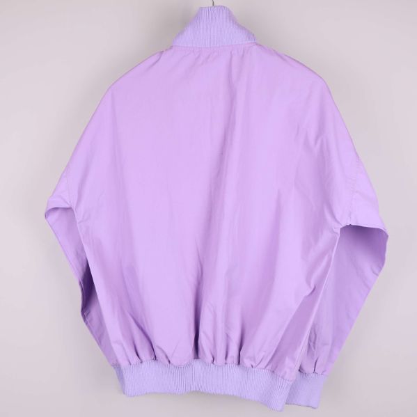 Baksidan av ljuslila jacka med ribbad nederkant