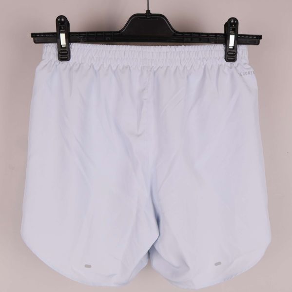 Baksidan av ljusblå träningsshorts visas upphängda