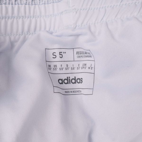 Adidas storleksetikett och produktinformation i shorts
