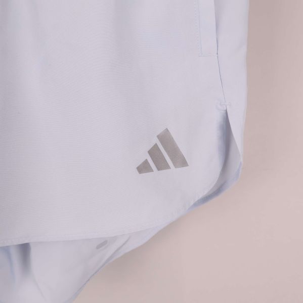 Adidas-logotyp tryckt på nederkanten av shortsen