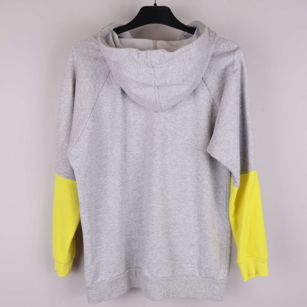 Baksidan av hoodie med gula ärmar och huva