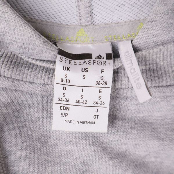 Närbild på STELLASPORT etikett och storlekslapp