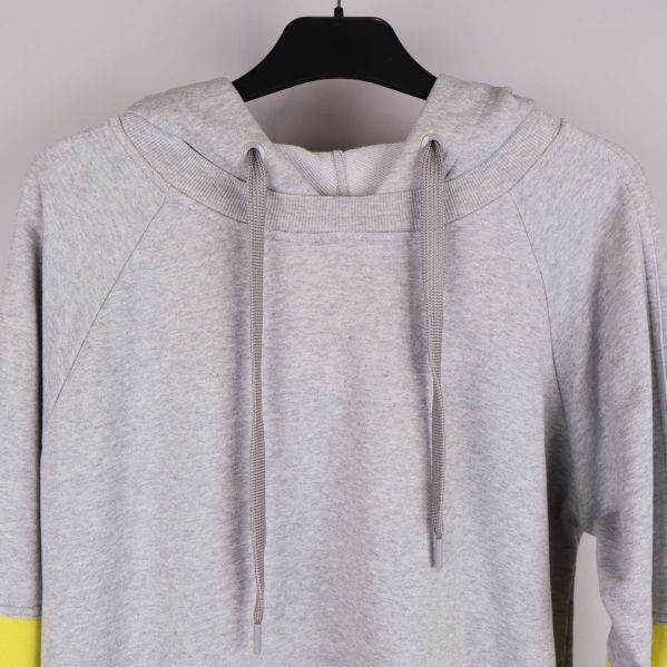 Hoodie med dragsko och raglanärmar i närbild