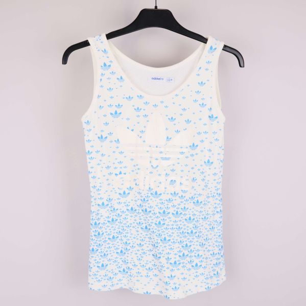 Vitt linne med blått Adidas-mönster och logga