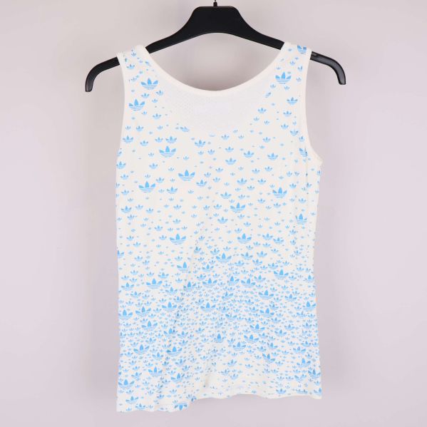 Baksida av linne med blått loggomönster på vit botten