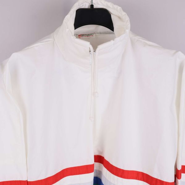 Detaljbild på hög krage och dragkedja framtill på jacka