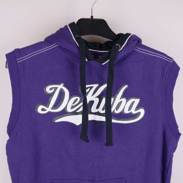 Närbild på tryck framtill, huva och dragsnören