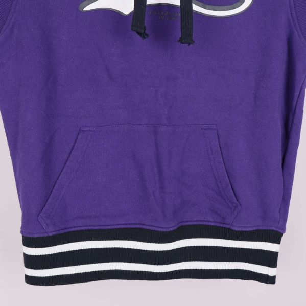 Känguruficka och randig mudd på lila hoodie