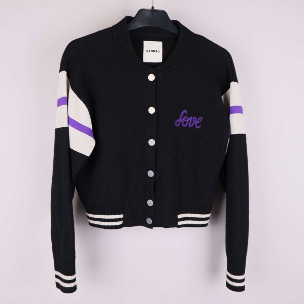 Svart collegekofta med vita och lila ränder, brodyr