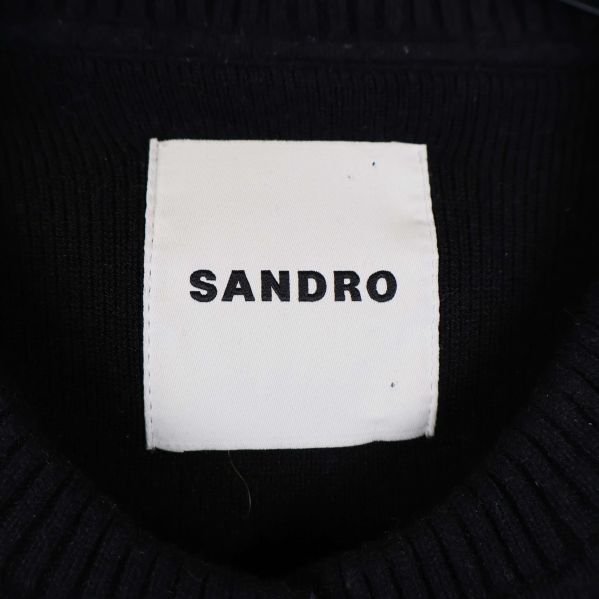 Närbild på Sandro-märkt etikett i nacken