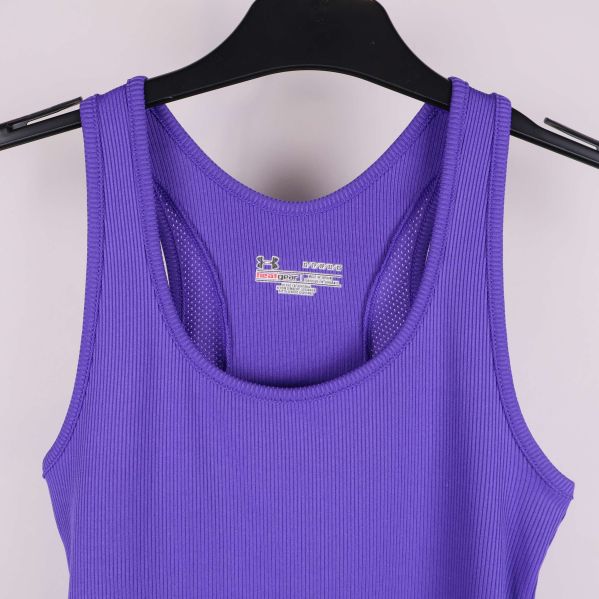 Detaljvisning av halsringning och axel på lila träningslinne