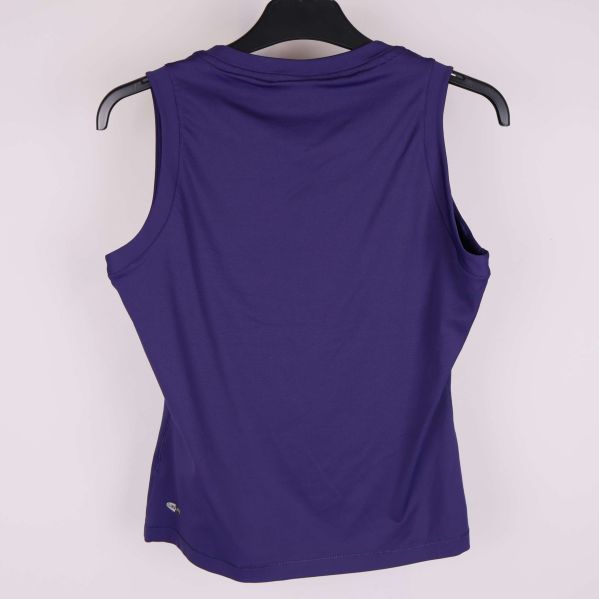 Baksida av lila Adidas sportlinne utan ärmar