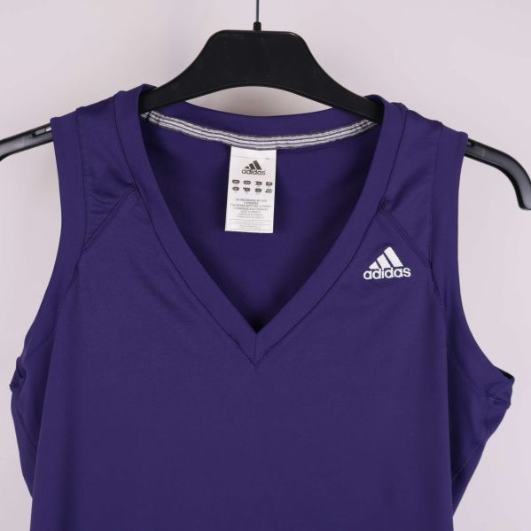 Framifrån av lila Adidas linne med logotyp