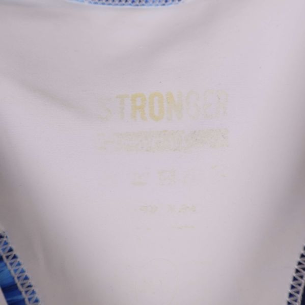 Närbild av ljus etikett inuti sport-bh