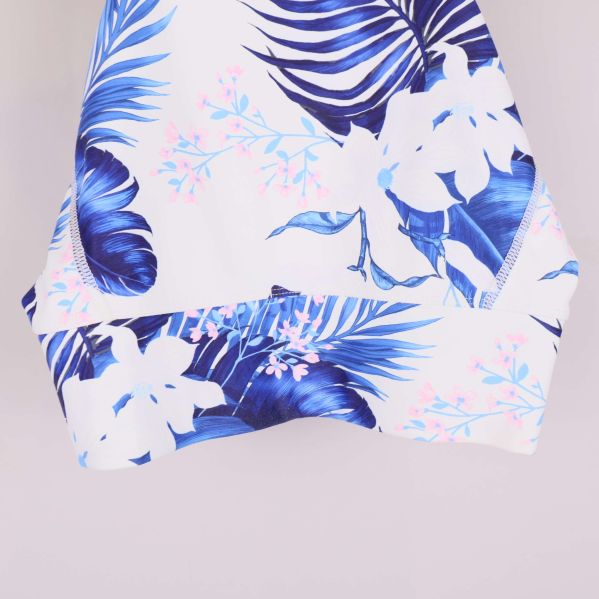 Nederkant på sport-bh med blomdetaljer i blått