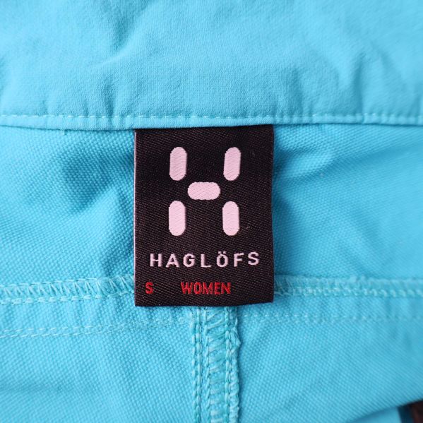 Haglöfs logotyp och storlek S på svart etikett