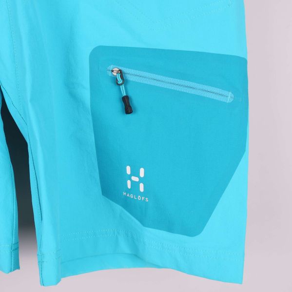 Benficka med dragkedja och Haglöfs logotyp i vitt