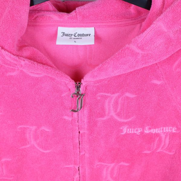 Närbild på Juicy Couture-logga och JC-blixtlås på hoodien