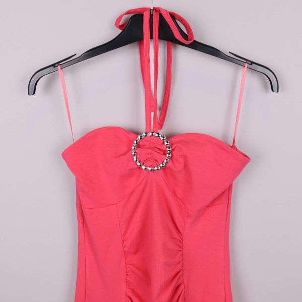 Detalj av byst med ring och knytband upptill på klänningen