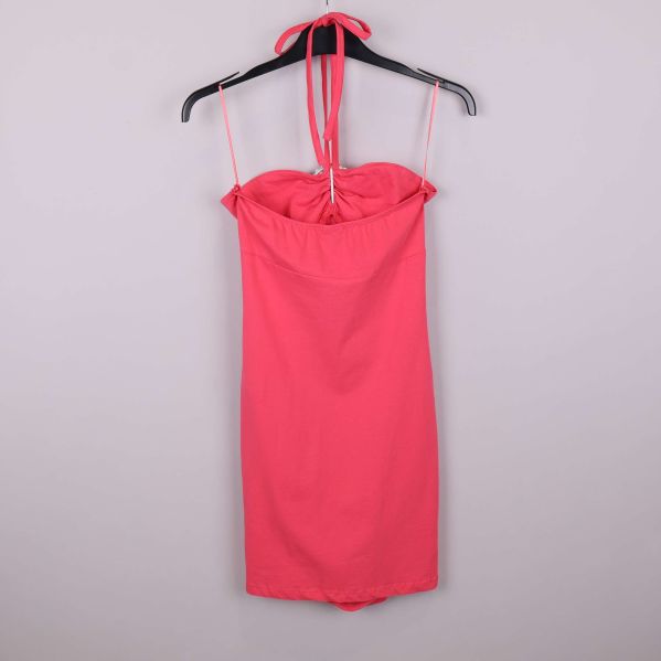 Baksida av kort klänning med tunna axelband