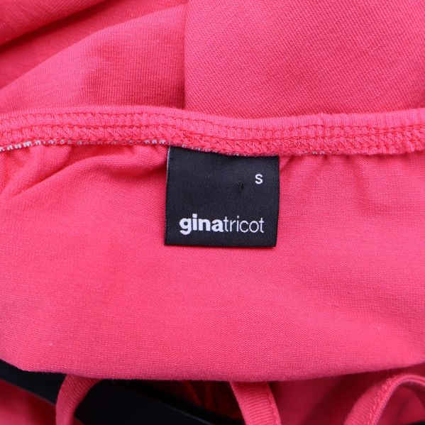 Etikett med storlek S och ginatricot på insidan av klänningen