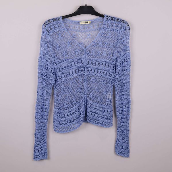 Ljusblå virkad cardigan med spetsmönster på galge