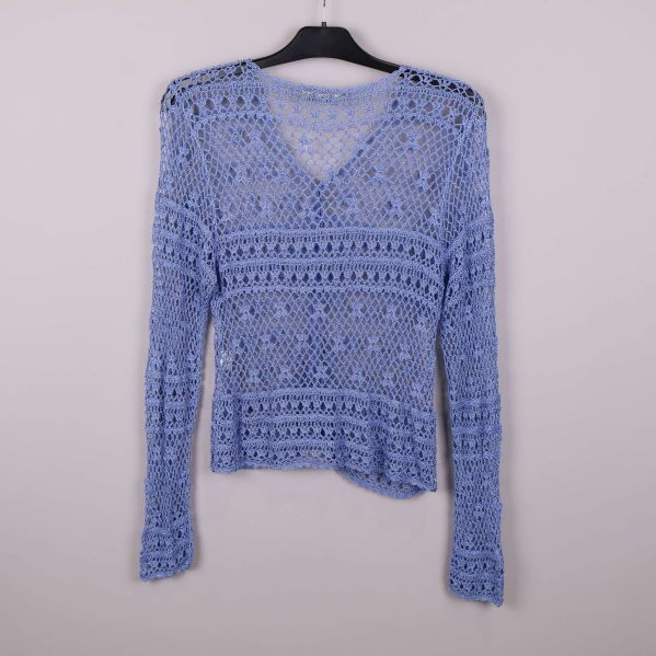 Baksidan av ljusblå virkad cardigan visas på galge