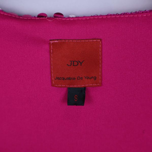Närbild av etikett med JDY och storlek S