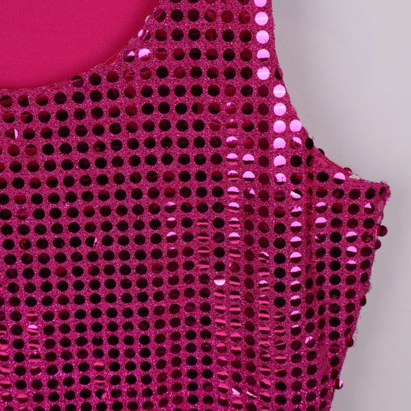 Närbild på paljettmönstrat axelparti och tyg