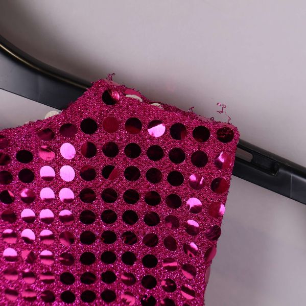 Närbild på axelsöm med glänsande paljetter