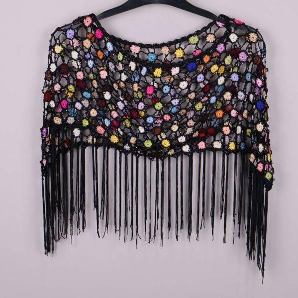 Virkad poncho med färgglada blommor och långa svarta fransar