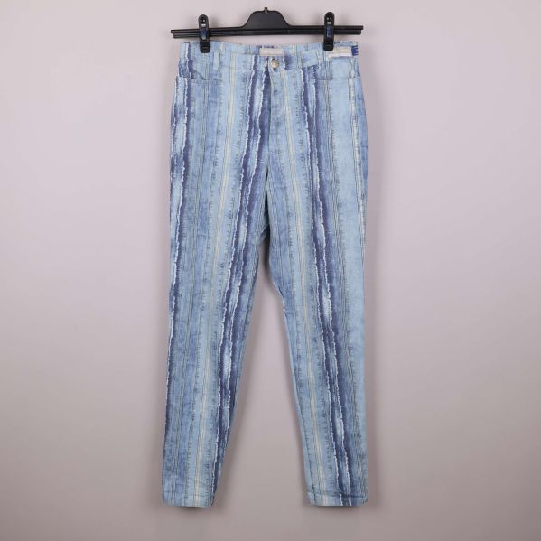 Ljusblå jeans med vertikala ränder upphängda på galge