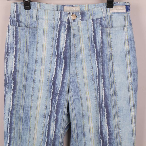 Närbild på jeansens midja och ränder samt knappstängning