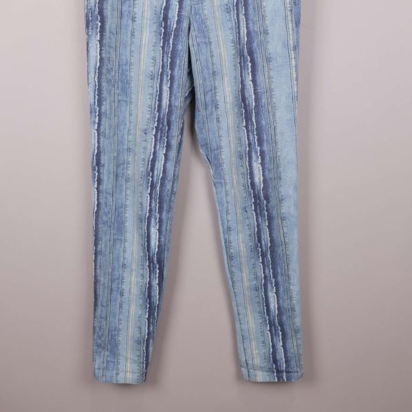 Nedre delen av jeansbenen i smal passform och randigt mönster