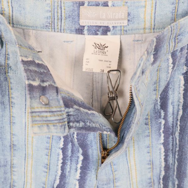 Jeansens insida med synlig dragkedja och etikett