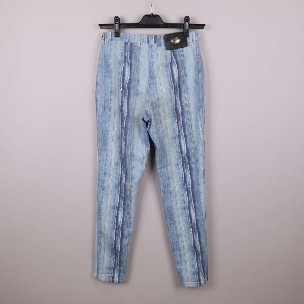 Baksida av jeansen med randigt mönster och etikett vid linningen