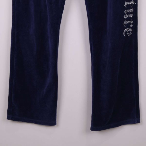 Nedre delen av blå velourbyxor med raka ben