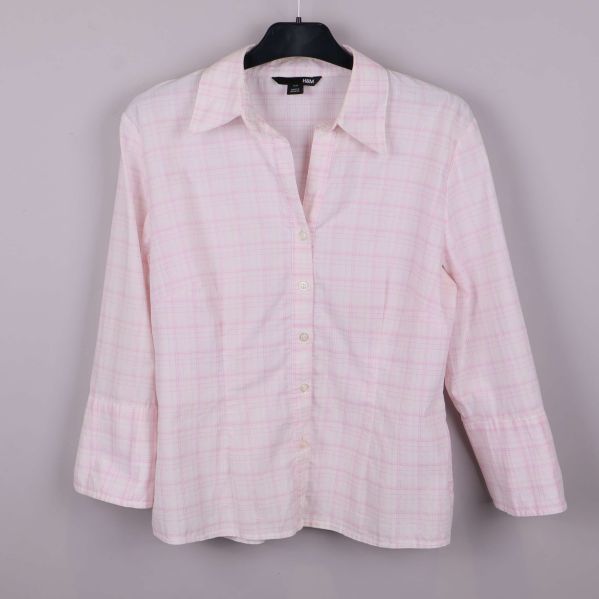 Ljusrosa rutig skjorta på galge med trekvartsärm