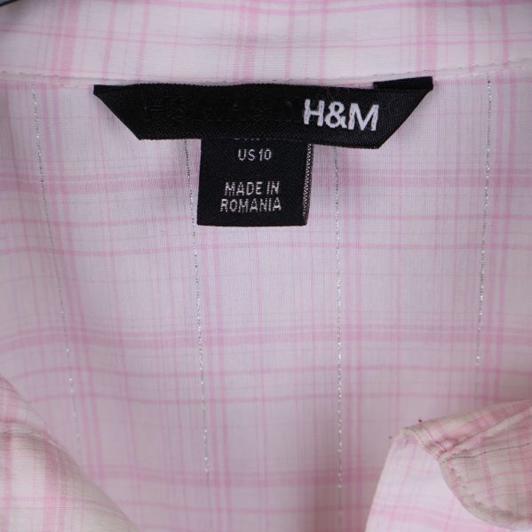 Närbild på H&M etikett med storlek och ursprung