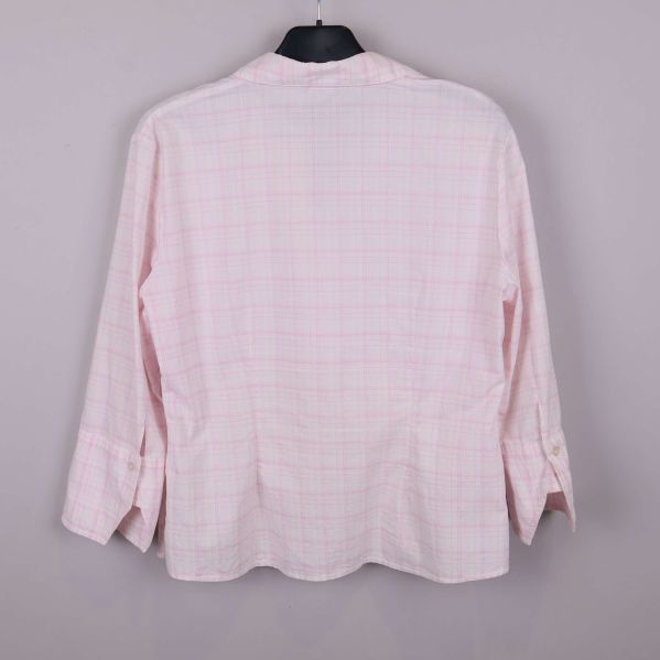 Baksida av ljusrosa rutig skjorta med knappslå