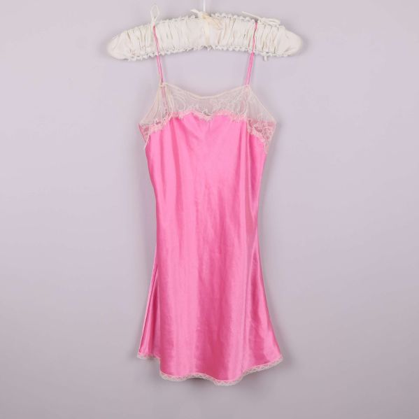 Rosa nattlinne med ljus spetsdetalj och tunna axelband