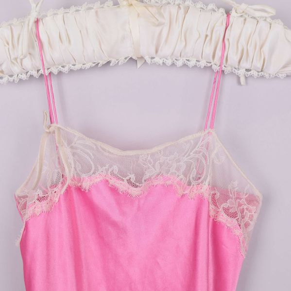 Närbild på spets och axelband upptill på nattlinnet