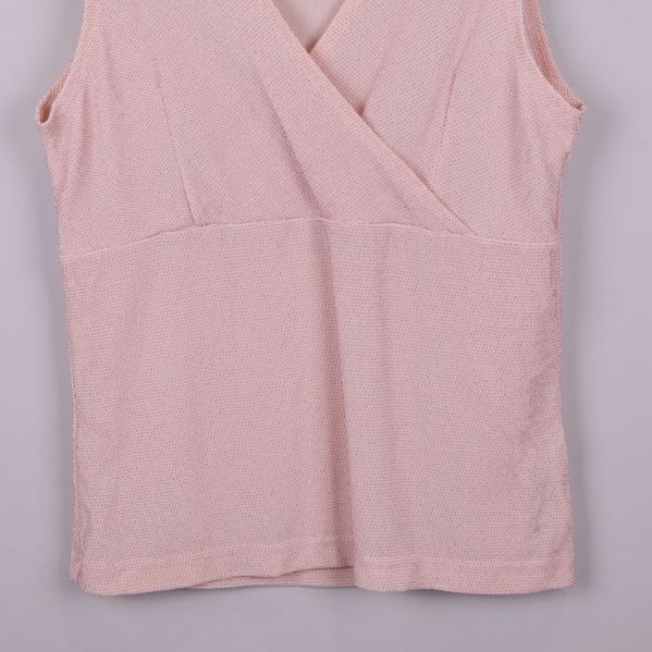 Ljusrosa linne, fokus på nedre delen fram