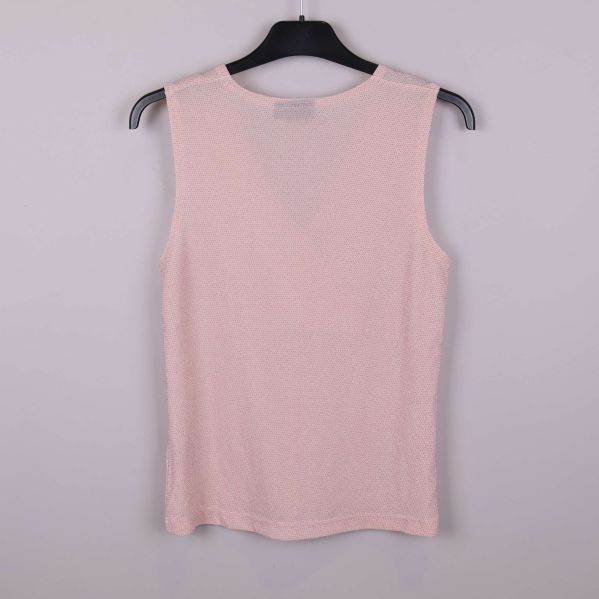 Ljusrosa linne bakifrån, visad på galge